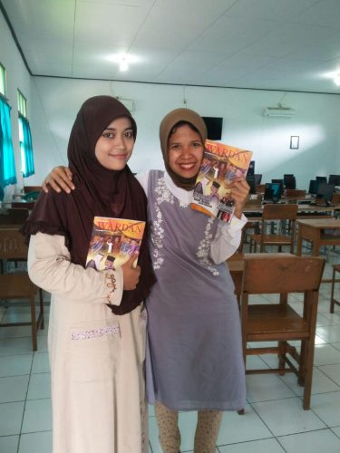 sebelah kanan Ms. Fauziyah Eka Arisandy selaku Pembimbing Training TOEFL