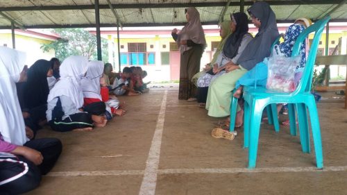 Oleh Ibu Hj. Zainuyah Manaf dan Hj. Emah Maziyah dari Darunnajah pusat