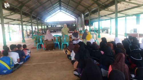 Oleh Ibu Hj. Zainuyah Manaf dan Hj. Emah Maziyah dari Darunnajah pusat