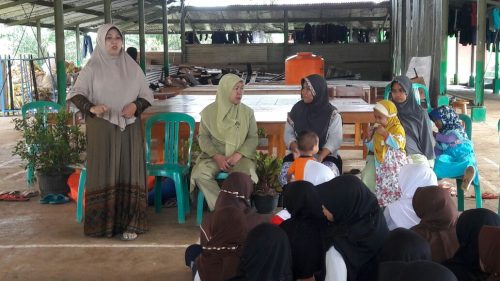 Oleh Ibu Hj. Zainuyah Manaf dan Hj. Emah Maziyah dari Darunnajah pusat