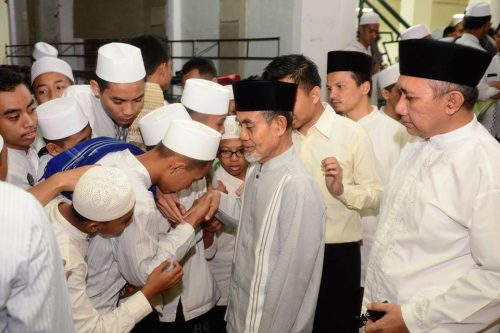 K.H. Hasan Abdullah Sahal Memberikan Irsyadat Wa Taujihad Kepada Seluruh Santri Darunnajah Jakarta