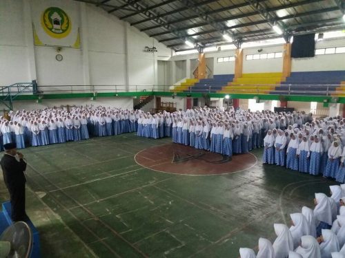 Hari Pertama Masuk Santri Putri Darunnajah Jakarta Ikuti Upacara Di Gedung Olah Raga