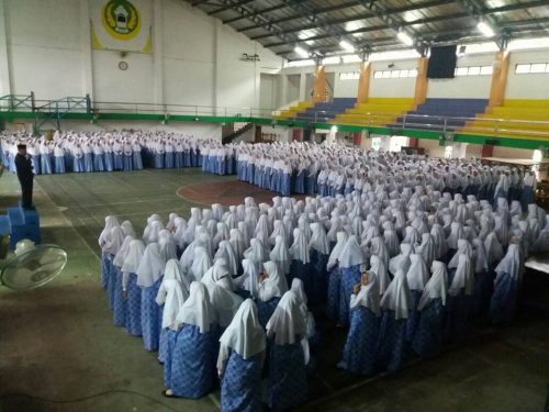 Hari Pertama Masuk Santri Putri Darunnajah Jakarta Ikuti Upacara Di Gedung Olah Raga