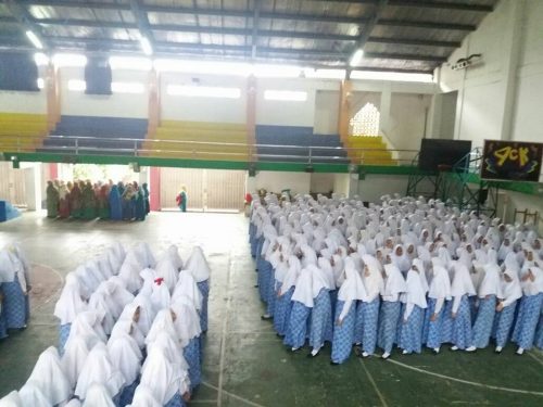 Hari Pertama Masuk Santri Putri Darunnajah Jakarta Ikuti Upacara Di Gedung Olah Raga