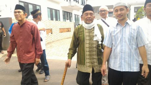 MENGENANG KH. HASYIM MUZADI