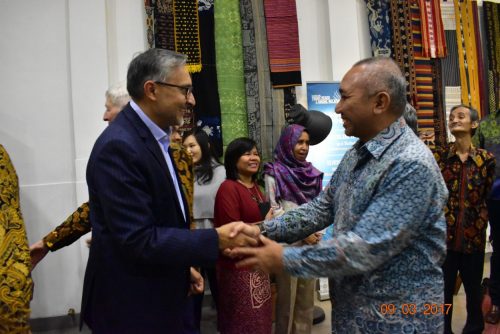 Pimpinan Pesantren Darunnajah Dr. K.H. Sofwan Manaf, M.Si. didampingi istri beliau Usth. Rizma Ilfi dan Ust. Much. Hasan Darojat, Ph.D. menghadiri Peluncuran buku Prof. Mike Hardy "Muslim Identity" di KeKini daerah Cikini Jakarta Selatan. Acara ini juga di hadiri Prof. Dr. Azyumardi Azra dan undangan lainnya.