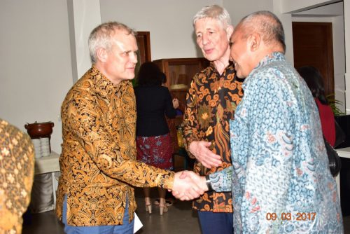Pimpinan Pesantren Darunnajah Dr. K.H. Sofwan Manaf, M.Si. didampingi istri beliau Usth. Rizma Ilfi dan Ust. Much. Hasan Darojat, Ph.D. menghadiri Peluncuran buku Prof. Mike Hardy "Muslim Identity" di KeKini daerah Cikini Jakarta Selatan. Acara ini juga di hadiri Prof. Dr. Azyumardi Azra dan undangan lainnya.