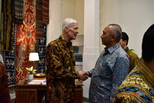Pimpinan Pesantren Darunnajah Dr. K.H. Sofwan Manaf, M.Si. didampingi istri beliau Usth. Rizma Ilfi dan Ust. Much. Hasan Darojat, Ph.D. menghadiri Peluncuran buku Prof. Mike Hardy "Muslim Identity" di KeKini daerah Cikini Jakarta Selatan. Acara ini juga di hadiri Prof. Dr. Azyumardi Azra dan undangan lainnya.