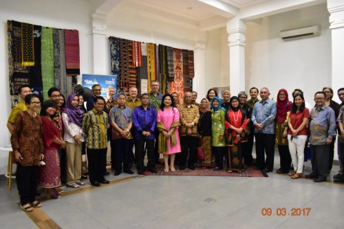 Pimpinan Pesantren Darunnajah Dr. K.H. Sofwan Manaf, M.Si. didampingi istri beliau Usth. Rizma Ilfi dan Ust. Much. Hasan Darojat, Ph.D. menghadiri Peluncuran buku Prof. Mike Hardy "Muslim Identity" di KeKini daerah Cikini Jakarta Selatan. Acara ini juga di hadiri Prof. Dr. Azyumardi Azra dan undangan lainnya.