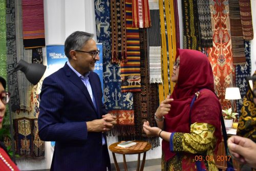 Pimpinan Pesantren Darunnajah Dr. K.H. Sofwan Manaf, M.Si. didampingi istri beliau Usth. Rizma Ilfi dan Ust. Much. Hasan Darojat, Ph.D. menghadiri Peluncuran buku Prof. Mike Hardy "Muslim Identity" di KeKini daerah Cikini Jakarta Selatan. Acara ini juga di hadiri Prof. Dr. Azyumardi Azra dan undangan lainnya.