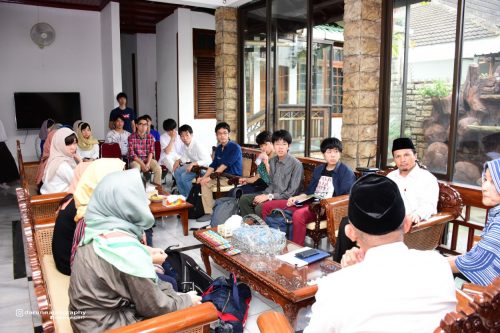 Mahasiswa Keio University Tokyo Japan Berpamitan Kepada Pimpinan Pesantren Darunnajah Jakarta