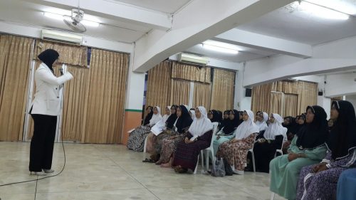Ustadzah Asma Memberikan Motivasi Kepada Santri Kelas 5 TMI Darunnajah Jakarta