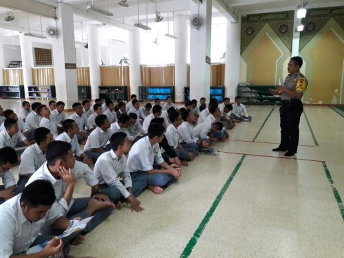 Sosialisasi Pendaftaran Akademi Kepolisian Kepada Santri Kelas 6 TMI