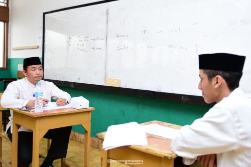 Ujian Madrasah Bagi Santri Kelas 6 TMI
