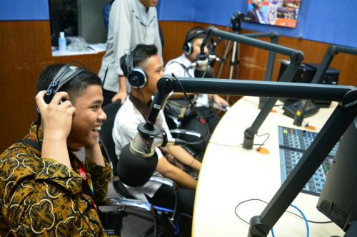 Peserta I-GSN Belajar Broadcasting Di Radio FM Usim