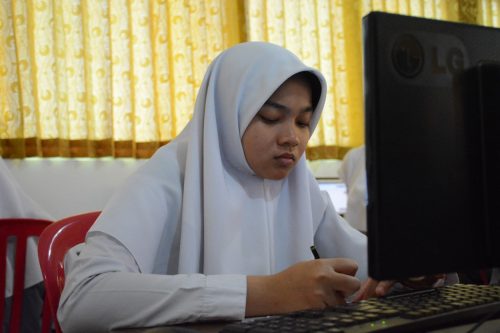 Santri Putri Kelas 6 TMI Darunnajah Ikuti UNBK