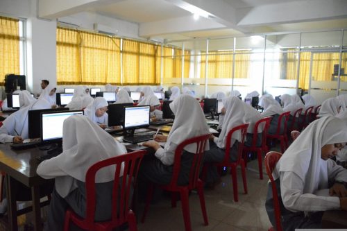 Santri Putri Kelas 6 TMI Darunnajah Ikuti UNBK