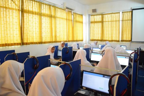 Santri Putri Kelas 6 TMI Darunnajah Ikuti UNBK