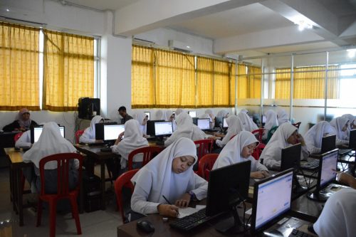 Santri Putri Kelas 6 TMI Darunnajah Ikuti UNBK