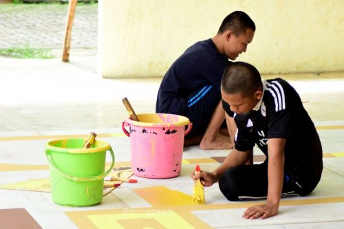 Santri Putra Kelas 4 TMI Membuat Background Pentas Seni