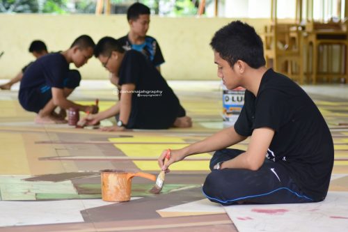 Santri Putra Kelas 4 TMI Membuat Background Pentas Seni