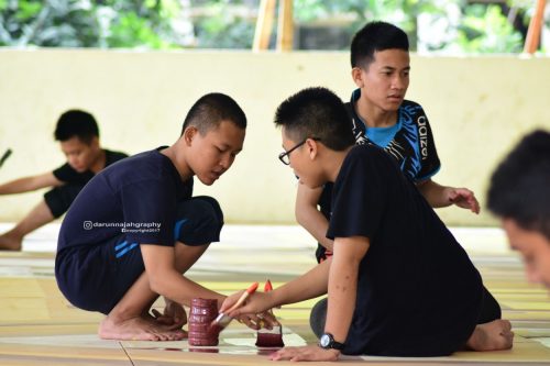 Santri Putra Kelas 4 TMI Membuat Background Pentas Seni