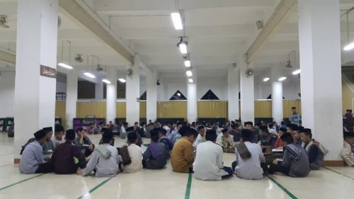 Rutinitas Santri Darunnajah Jakarta Usai Sholat Berjamaah Di Masjid