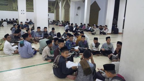 Rutinitas Santri Darunnajah Jakarta Usai Sholat Berjamaah Di Masjid