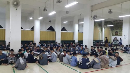 Rutinitas Santri Darunnajah Jakarta Usai Sholat Berjamaah Di Masjid