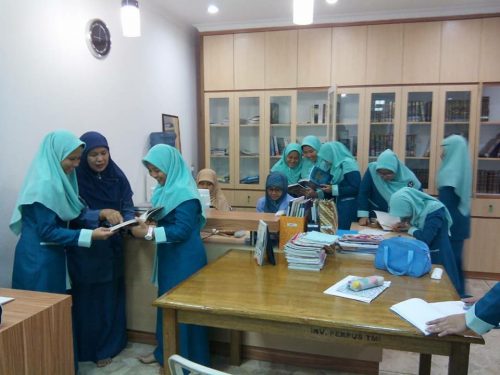 Santri Putri Kelas 5 TMI Darunnajah Jakarta Mecari Materi Makalah Di Perpustakaan