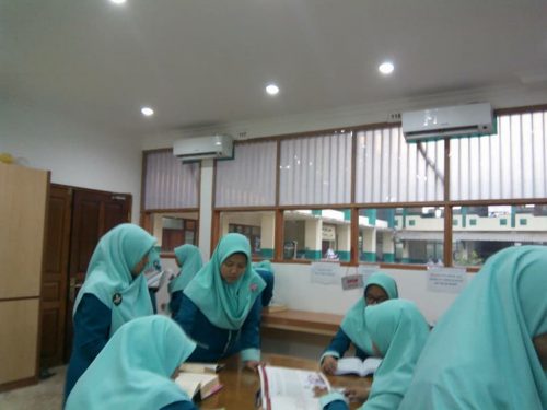 Santri Putri Kelas 5 TMI Darunnajah Jakarta Mecari Materi Makalah Di Perpustakaan