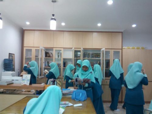 Santri Putri Kelas 5 TMI Darunnajah Jakarta Mecari Materi Makalah Di Perpustakaan