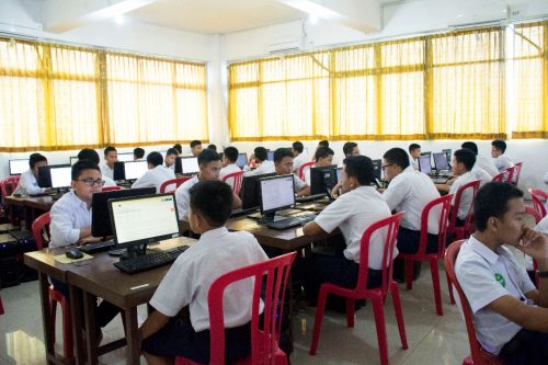 Hari Pertama Ujian Nasional Berbasis Komputer (UNBK) Pondok Pesantren Darunnajah Jakarta