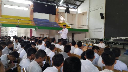 Pengarahan Penguji Lisan Bagi Santri Kelas 5 TMI Darunnajah Jakarta