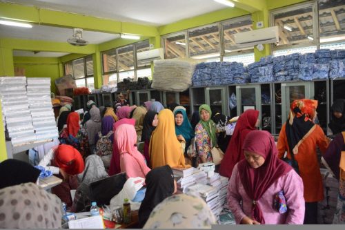 Suasana Koperasi Santri Putri Pesantren Darunnajah Jakarta