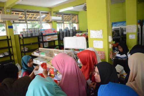 Suasana Koperasi Santri Putri Pesantren Darunnajah Jakarta