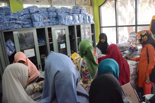 Suasana Koperasi Santri Putri Pesantren Darunnajah Jakarta