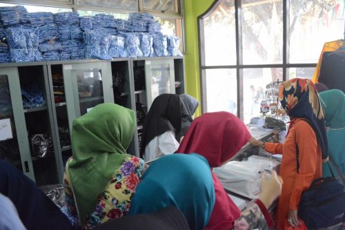 Suasana Koperasi Santri Putri Pesantren Darunnajah Jakarta