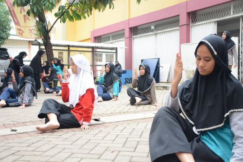 Antusiasme Santri Putri Darunnajah Jakarta Ikuti Latihan Tapak Suci