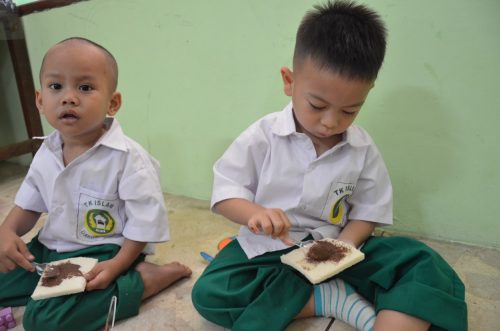 Membuat Roti Lapis Coklat Sendiri Ala Play Group Darunnajah. Lihatlah..kami sedang mengoleskan selai coklat ke roti.