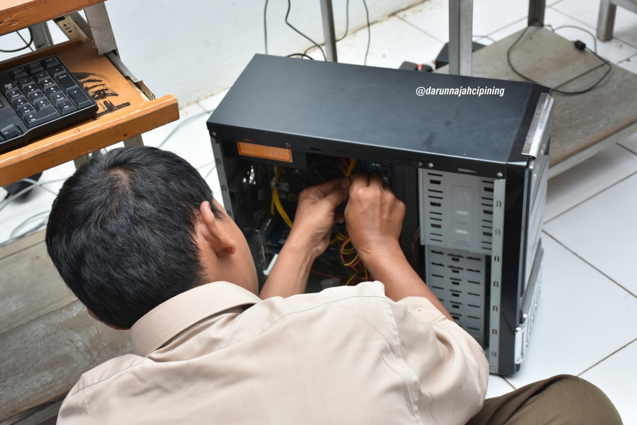 Memeriksa Perlatan Lab