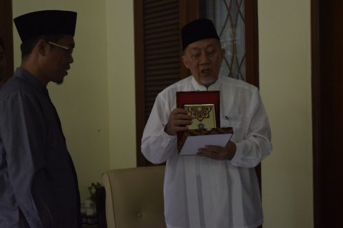 Cindra mata diberikan oleh perwakilan guru