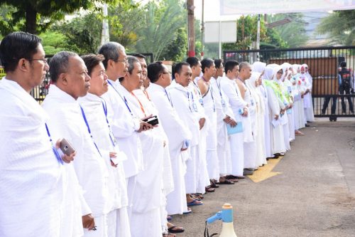 Petugas Peragaan Manasik Haji Cilik