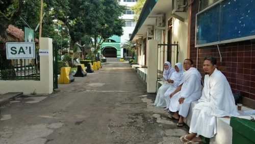 Petugas Peragaan Manasik Haji Cilik