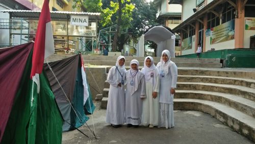 Petugas Peragaan Manasik Haji Cilik