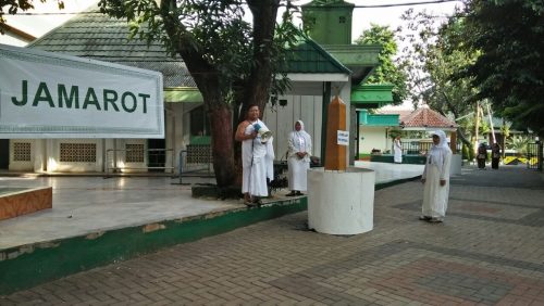 Petugas Peragaan Manasik Haji Cilik