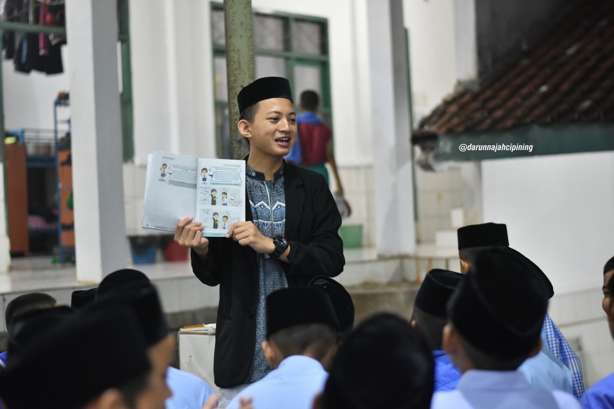 Kegiatan Belajar Malam Santri Darunnajah 2 Cipining