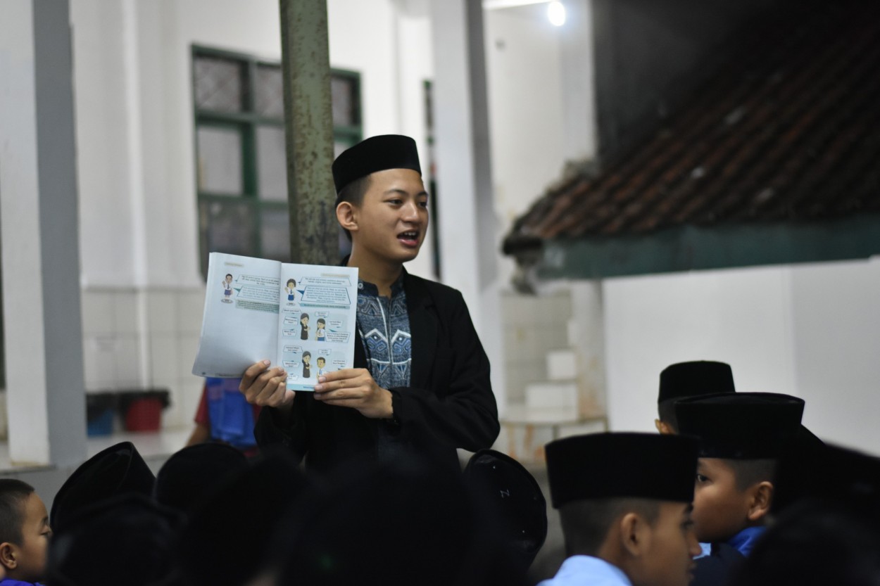 Kegiatan Belajar Malam Santri Darunnajah Cipining