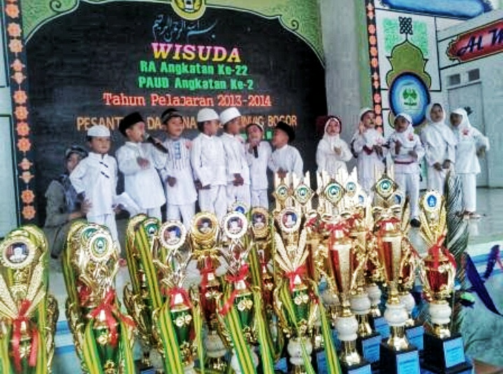 Penampilan wisuda pendidikan dasar anak usia dini