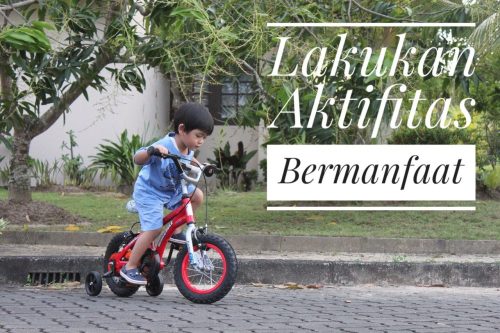 Melakukan aktifitas yang bermanfaat bersama anak, seperti bersepeda